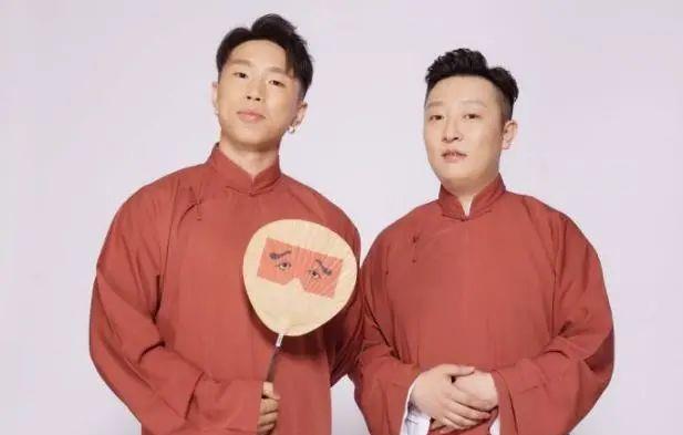 因为|2010年，烧饼跟着曹云金离开郭德纲，父母听说后拉他向郭德纲道歉