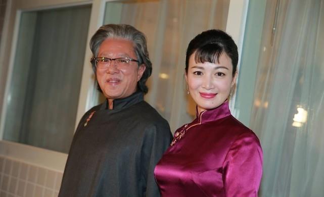 服装 陈少霞还挺爱国的,和富商丈夫同穿中装,一袭旗袍曲线迷人
