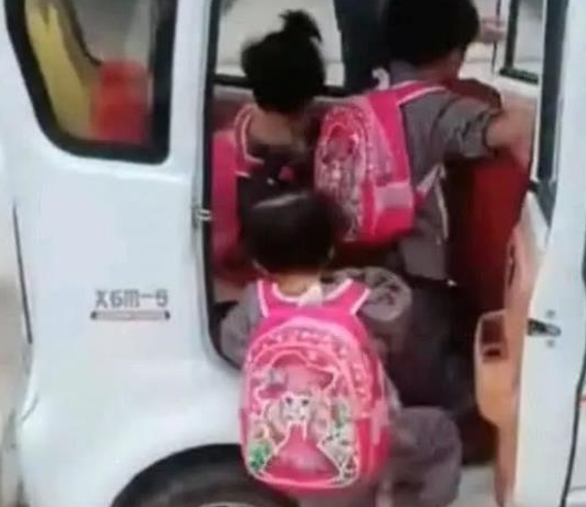 小孩子怎么上车 0bf9865688a449f59655e3abe0d7a864.jpeg
