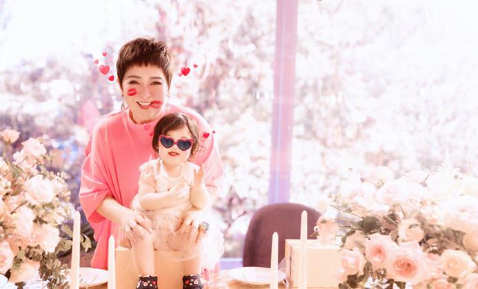 郭碧婷 向太国庆晒全家福！儿媳穿连体裤站C位获认可，孙女似郭碧婷翻版