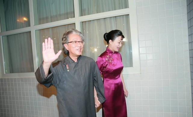 服装 陈少霞还挺爱国的,和富商丈夫同穿中装,一袭旗袍曲线迷人