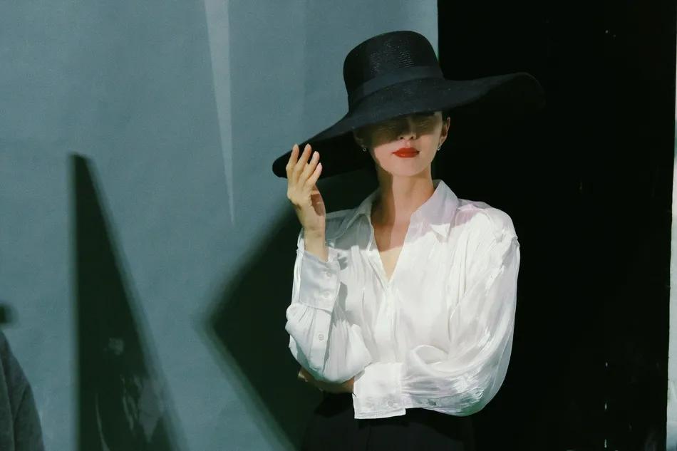 眼眸 江疏影穿着红色纱裙秀天鹅颈！雪肤玉貌太性感妩媚