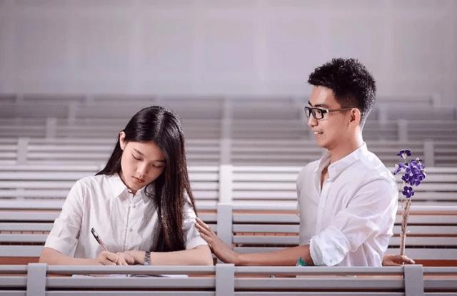 为何大学情侣越来越少了男同学宁愿在寝室打游戏也不追女生