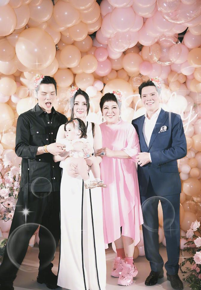 郭碧婷 向太国庆晒全家福！儿媳穿连体裤站C位获认可，孙女似郭碧婷翻版