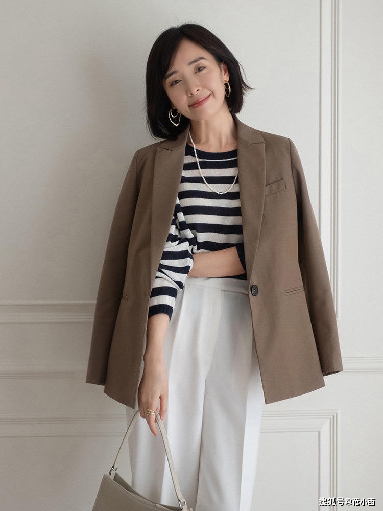 黑色 女人一旦过了40岁，穿衣搭配要选“气质款”，大方高级又很优雅