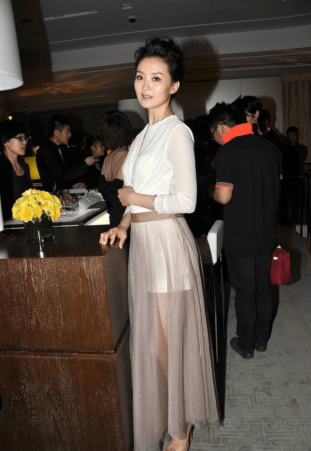 路线 初代‘晴格格’王艳走淑女路线,胸前镂空露内衣,大长腿也遮不住