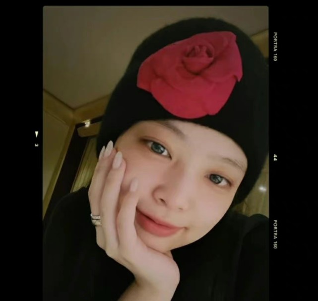 时尚Jennie素颜生图曝光，脸小皮肤好，之前被喷长相，现在看如何