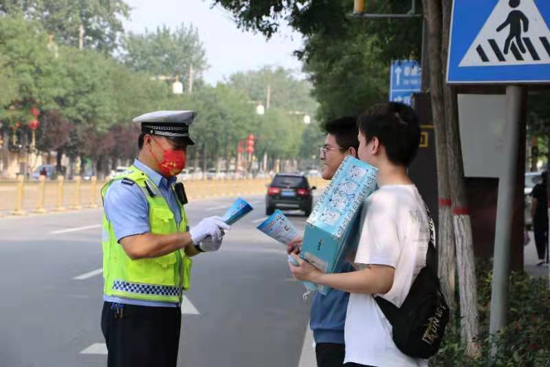 假日|临潼区：国庆首日畅通有序