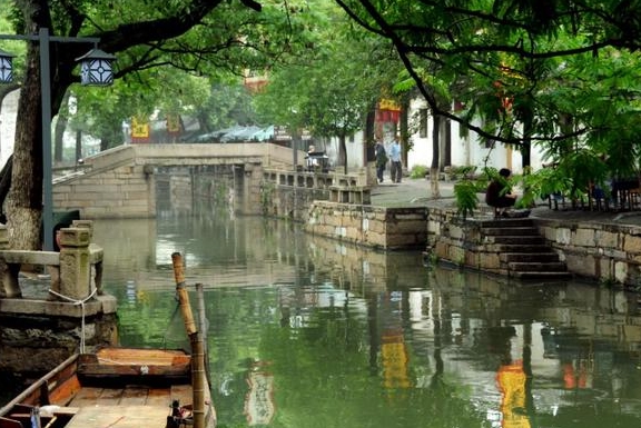 它是江南水乡之一，蕴含悠久的历史，还有古香古味的美景