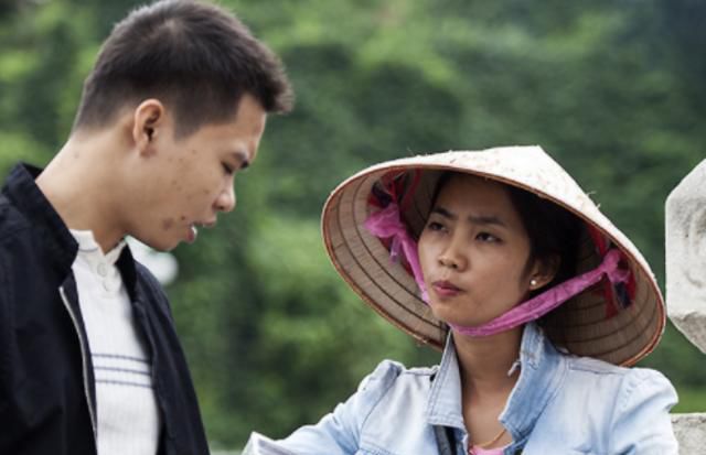 为什么老挝女孩递的伞不可以接？导游：不信邪你接一个试试