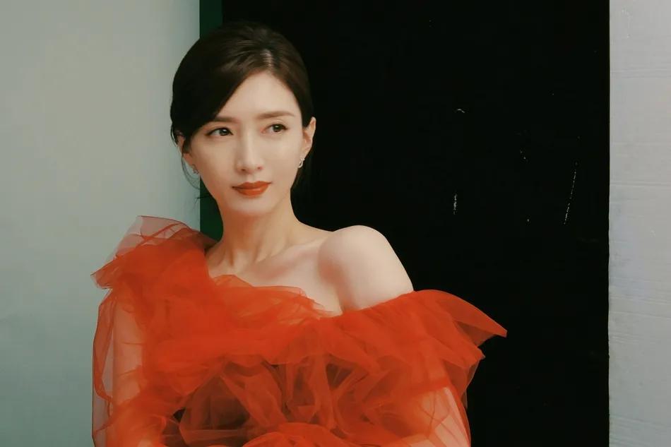 眼眸 江疏影穿着红色纱裙秀天鹅颈！雪肤玉貌太性感妩媚