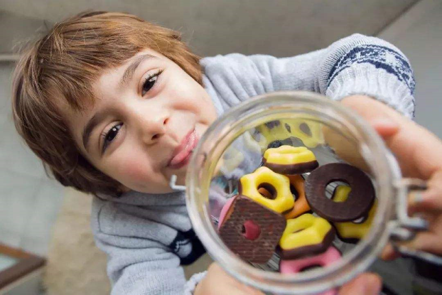 时间|孩子为什么爱吃零食?这更像是种本能,强制阻止是最差的办法