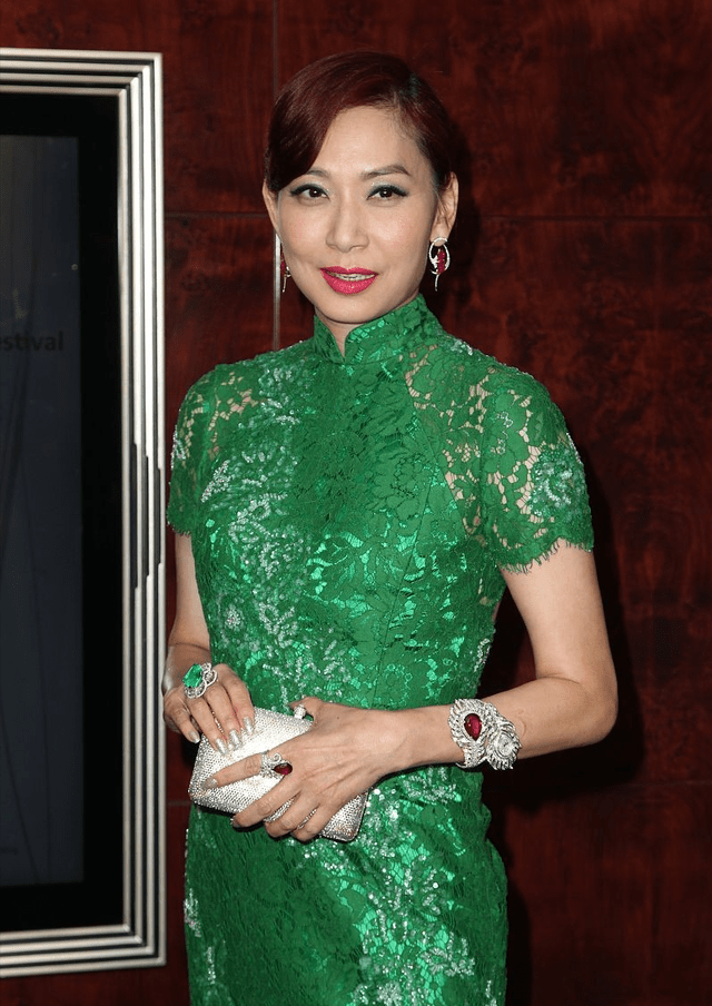 服装 邝美云的气质不服不行，“奶奶绿”都能穿出妩媚，手上红宝石显眼
