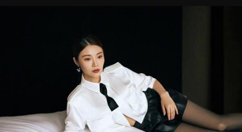 短裙 徐冬冬身材真好，皮质短裙配白色小西服，看着性感又妩媚
