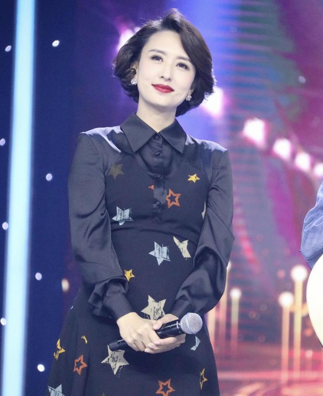 黑色 著名主持人张蕾这么厉害，穿一件黑色连衣裙搭配波波头，魅力十足