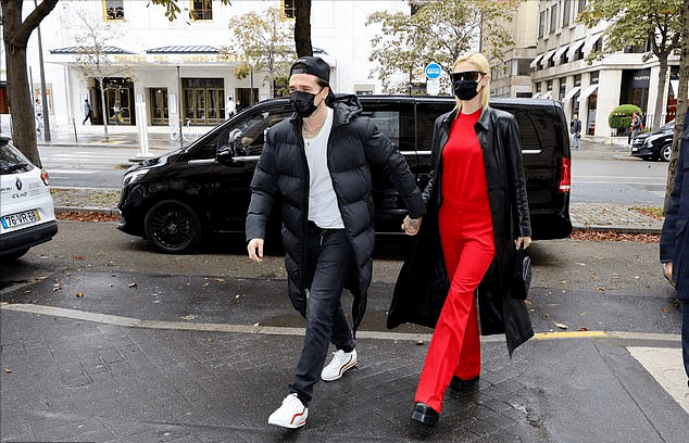 设计 小贝大儿子又去蹭巴黎时装周！未婚妻粉裙好仙，他的罗圈腿有点丑
