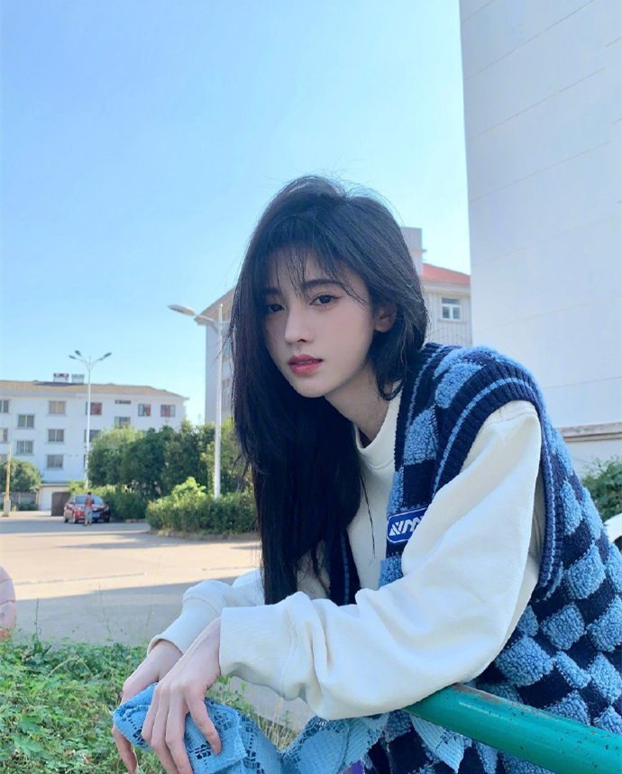 鞠婧祎 鞠婧祎“美商”太高了吧，叠穿马甲配短裤，小个子也能穿出大长腿