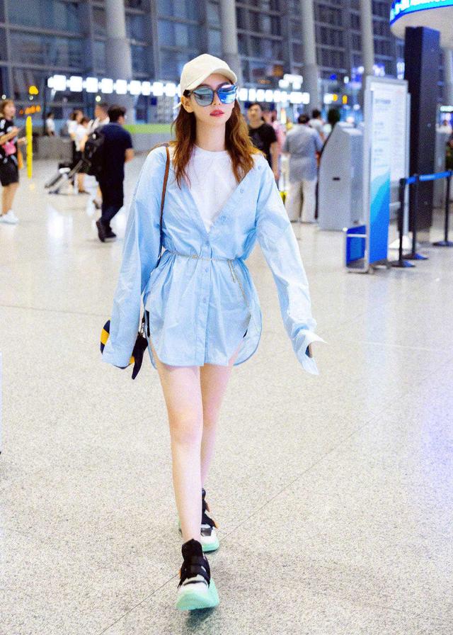 蓝色 郭蔼明衣服品味在线，穿衬衫连衣裙出席活动，优雅大气又减龄