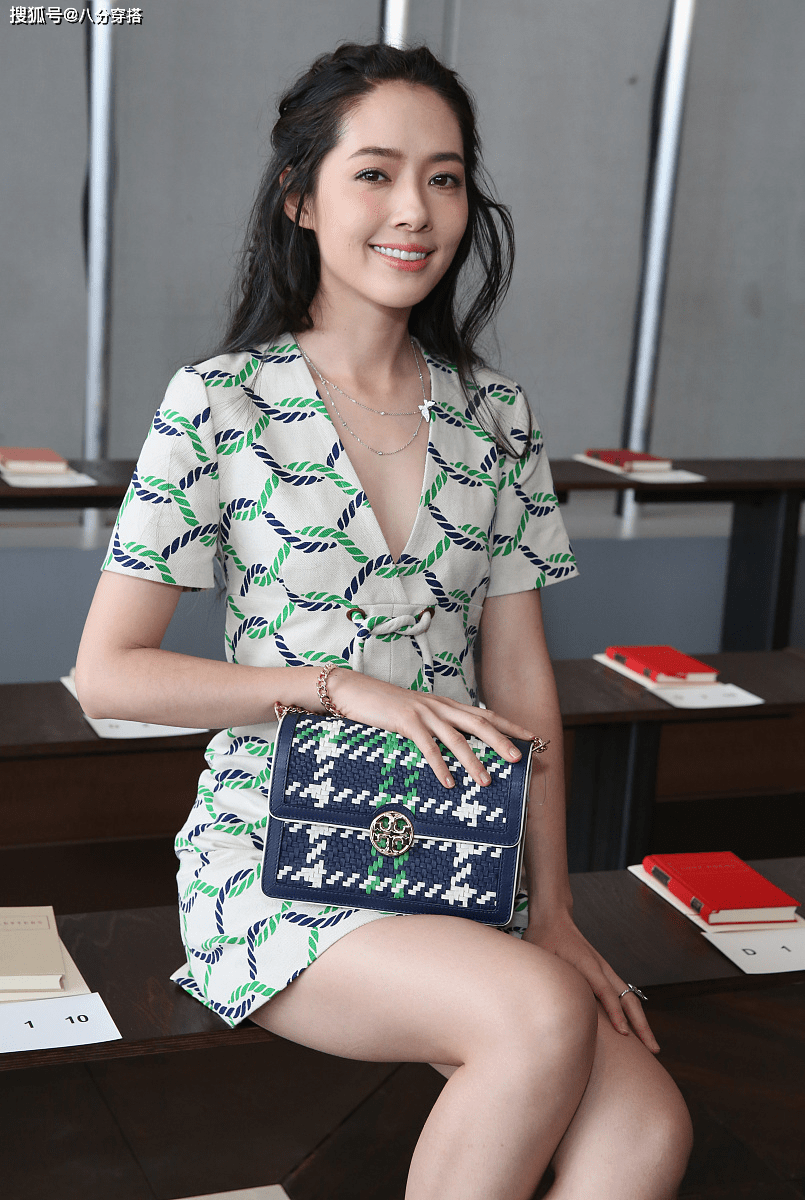 郭碧婷 郭碧婷婚后气质大变，一袭黄裙利落洒脱又有气场，越来越有阔太样