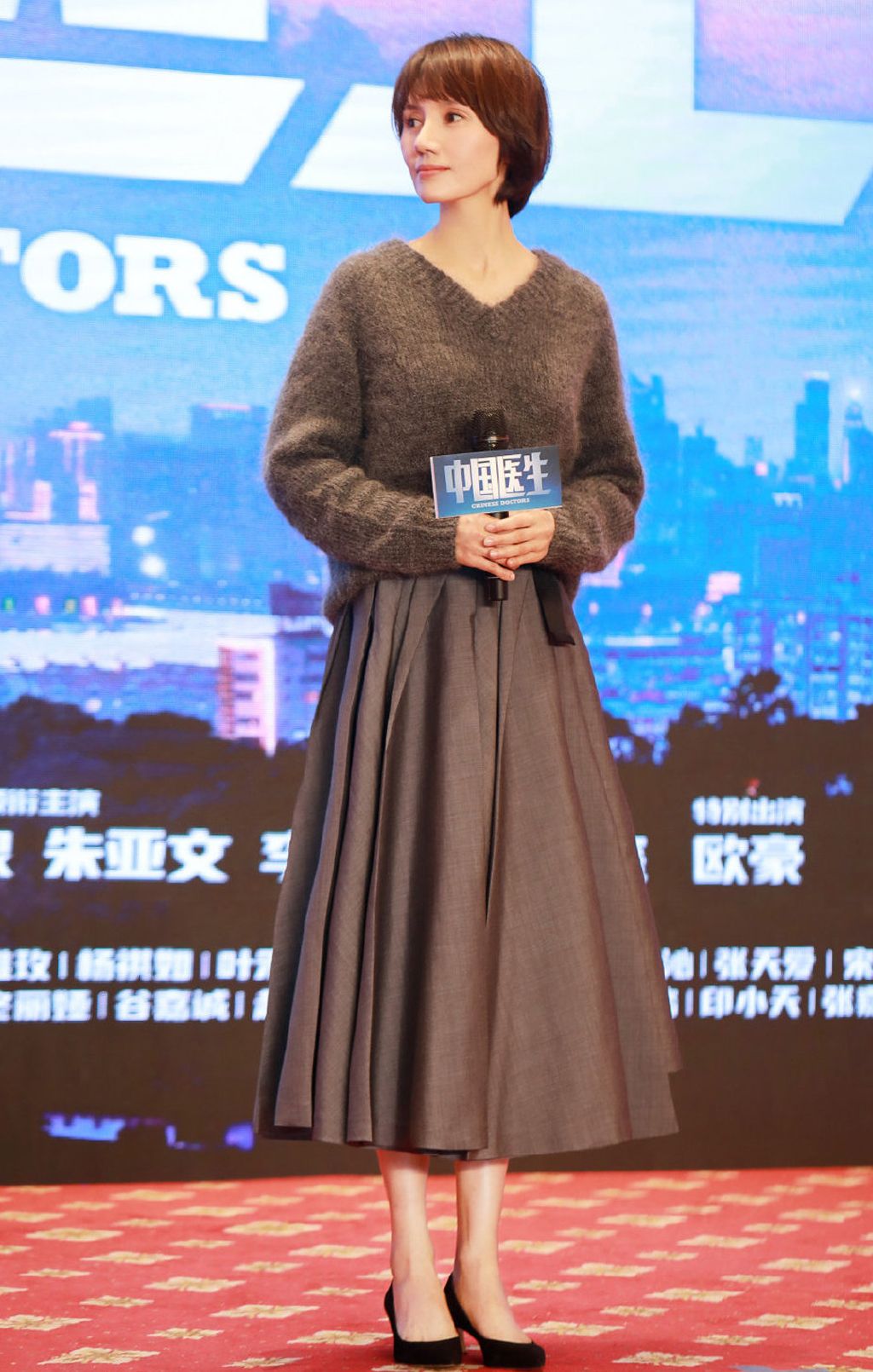 裙子袁泉看秀被拍，气质是比普通人好，但不修图脸发黄太瘦难掩沧桑！