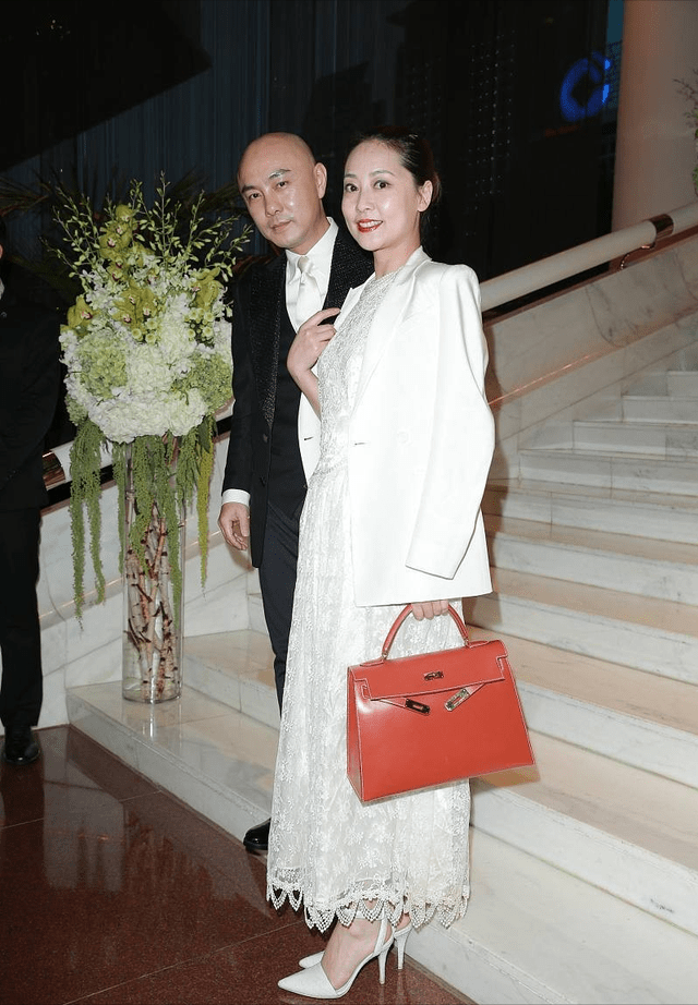 韦小宝 二代‘韦小宝’妻子手拎爱马仕，白色穿搭端庄贵气，皮肤白得发光