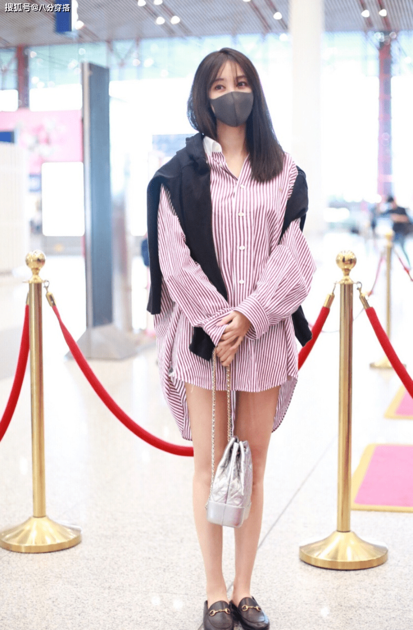 黑色 李菲儿身材好真任性，穿衬衫也能“下衣失踪”，漫画腿太撩人！