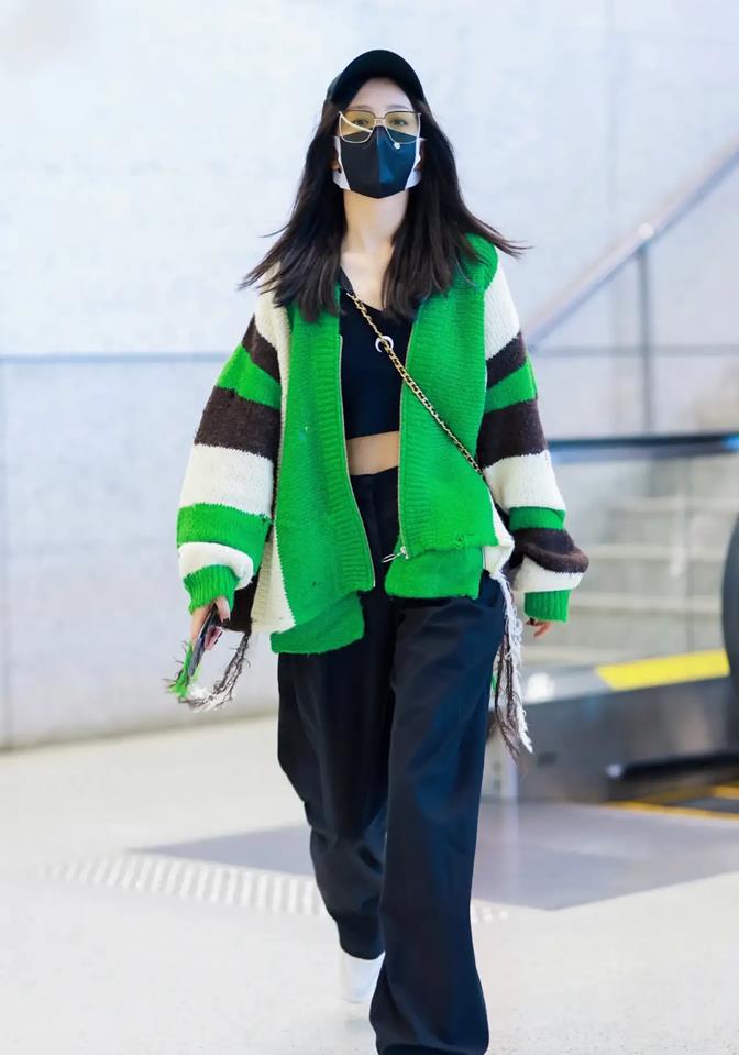 黑色 38岁佟丽娅生活中好酷！穿露脐装长裤国庆走机场，离婚后似小姑娘