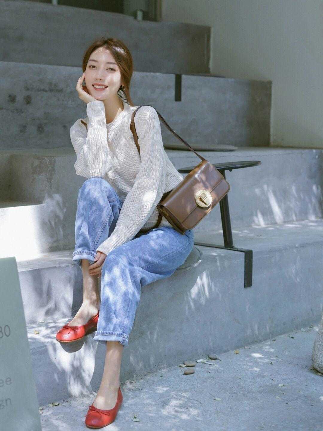 身材 为何你穿衣土气？衬衫搭半身裙或者牛仔裤优雅时髦，适合普通女生