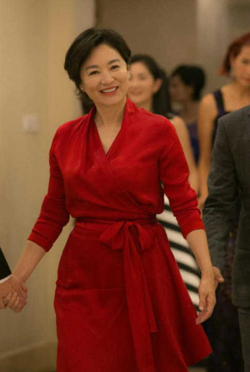 美人 岁月不败美人,林青霞剪短发穿红裙优雅从容,自然老去的样子真美