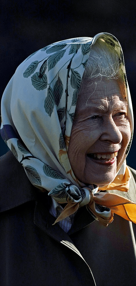 原创95岁英女王终于亮相穿大衣裹头巾内搭格纹裙老太太变得更俏皮