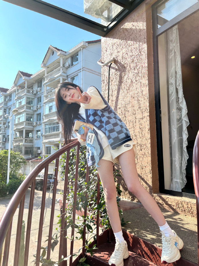 鞠婧祎 鞠婧祎“美商”太高了吧，叠穿马甲配短裤，小个子也能穿出大长腿