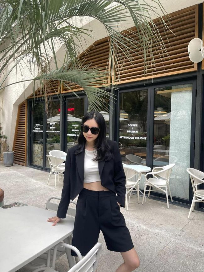 黑色 潘玮柏老婆真是“架子”身材，穿短上衣配破洞裤，好有女团气质