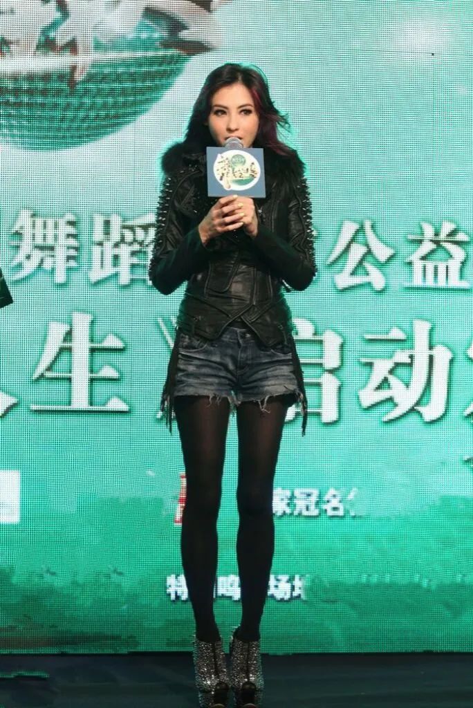 刘亦菲人美就乱来？驴蹄鞋、豹纹裤、彩虹裤袜，这些女星的衣品让人沉默