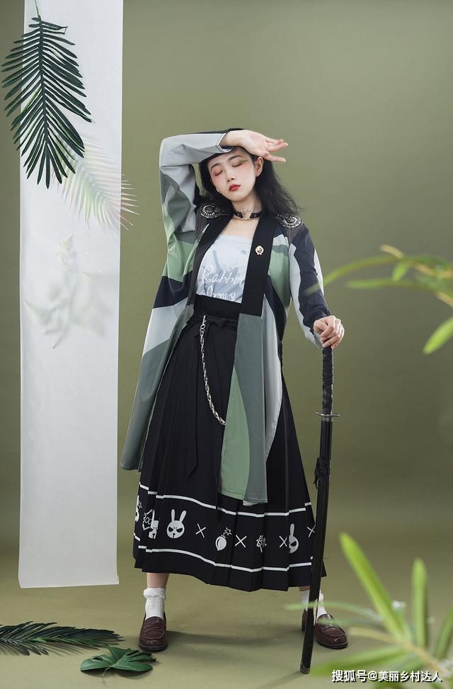 迷彩 最近火了一种“迷彩风”汉服，又酷又日常，设计感满满