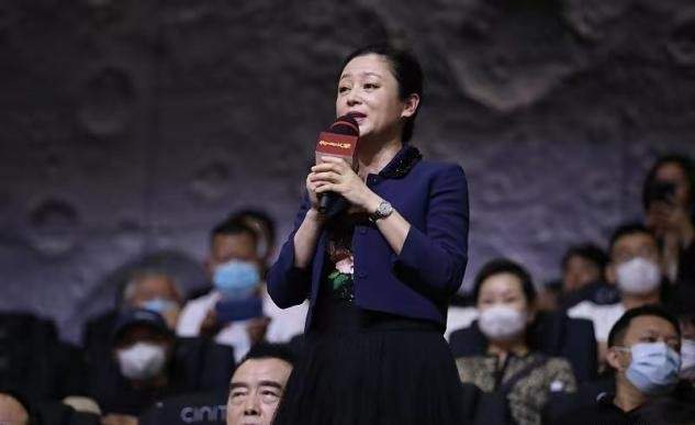 大气 陈红复出为陈凯歌站台，穿衣暴露60岁审美，涂死亡芭比粉更要命