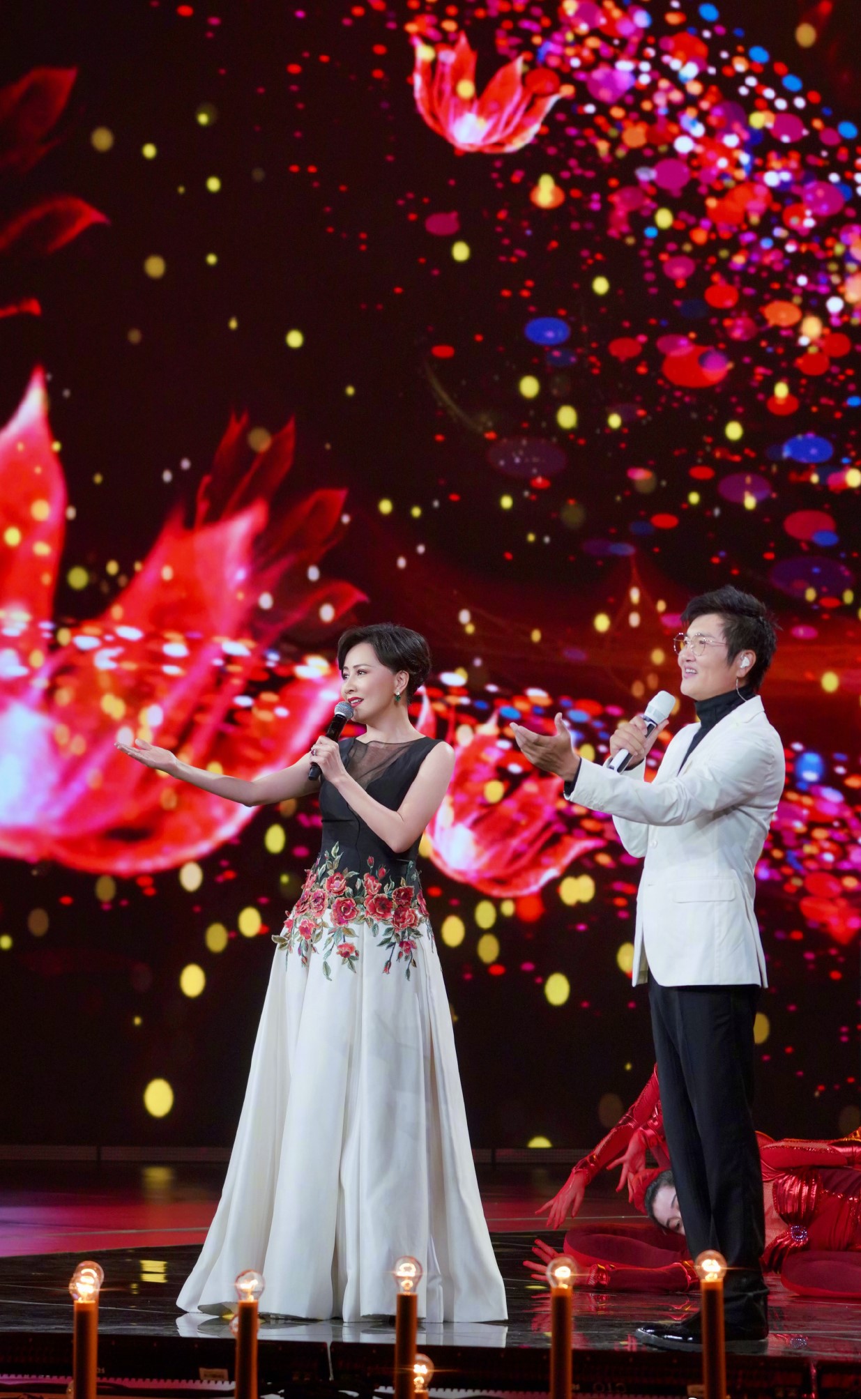 国庆 刘嘉玲闪耀国庆晚会，一袭刺绣礼服出自大师郭培之手，高级优雅