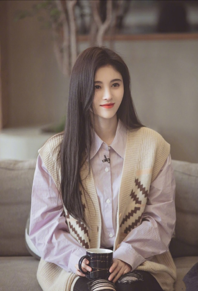 鞠婧祎 鞠婧祎“美商”太高了吧，叠穿马甲配短裤，小个子也能穿出大长腿