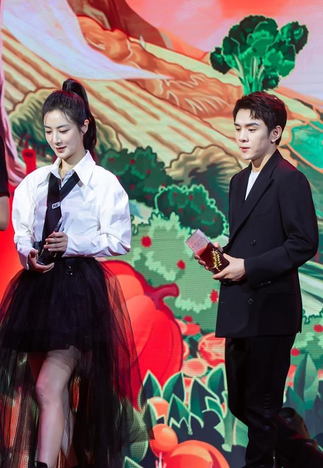 职场 薇娅与李佳琦难得并肩，虽然穿着职场装，但却带着女团的气质
