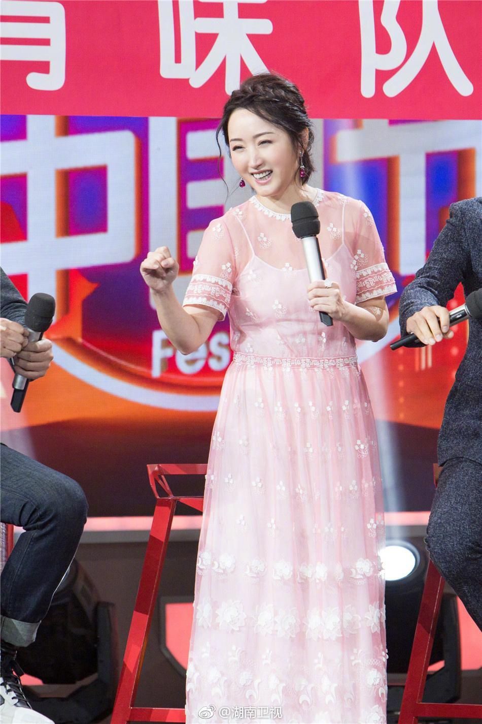 杨钰莹在户外看到杨钰莹，穿长裙踩运动鞋，脸还是娃娃脸但不少女了！