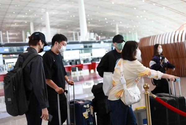 魏大勋 刘恺威不愧是“叔圈典范”，机场同框魏大勋也不输气质，成熟稳重