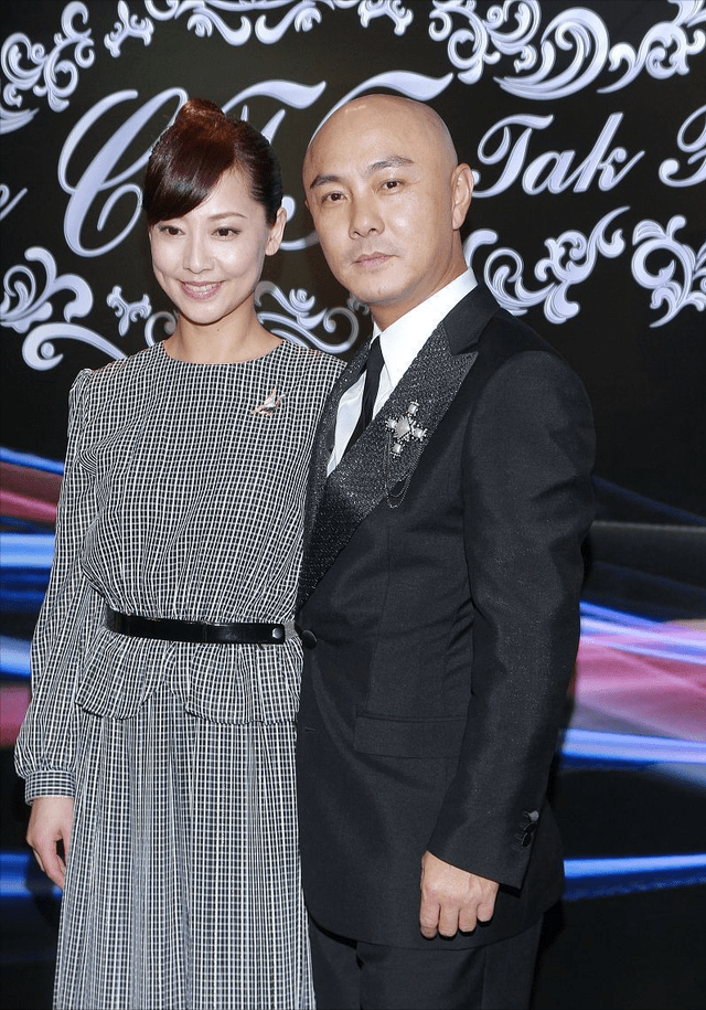 韦小宝 二代‘韦小宝’妻子手拎爱马仕，白色穿搭端庄贵气，皮肤白得发光