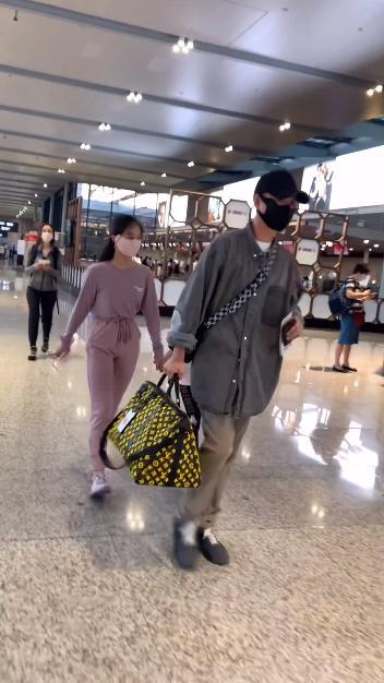 女儿 文章带女儿现身机场！穿衬衫丝毫不油腻，大女儿气质仪态美过女明星