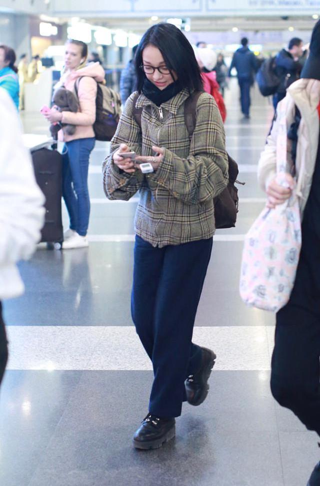 颜色 周迅的气场真是没谁了,两件格纹服装叠着穿,又花俏又帅气