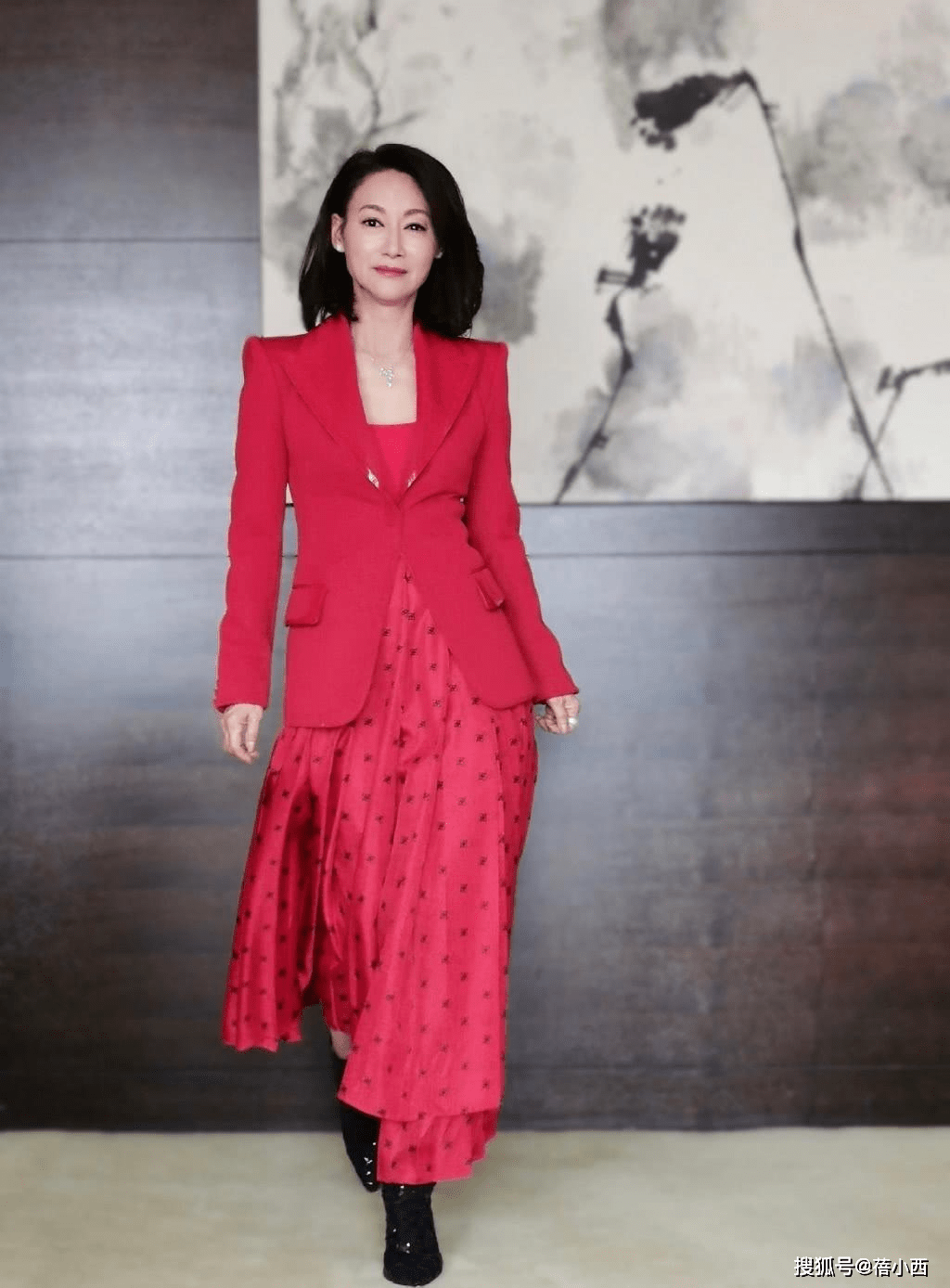 显得 惠英红越老越会穿， 一袭星空连衣裙配齐肩发走红毯，成熟美真高级