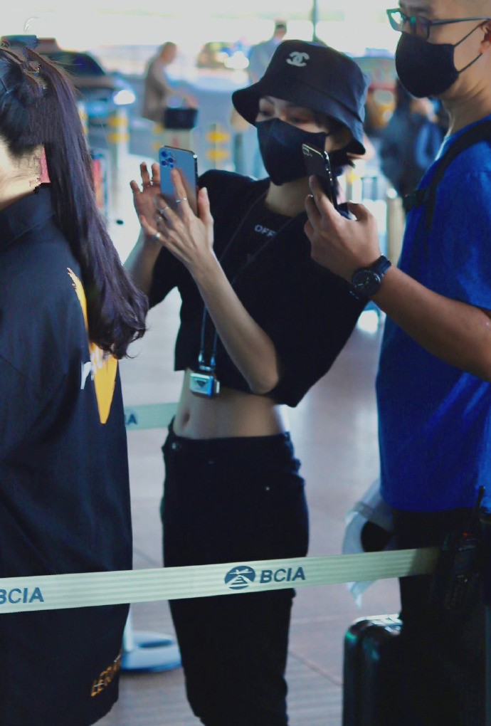 黑色 张韶涵太会“扬长避短”！穿垫肩T配紧身裤，158身高穿出168气场