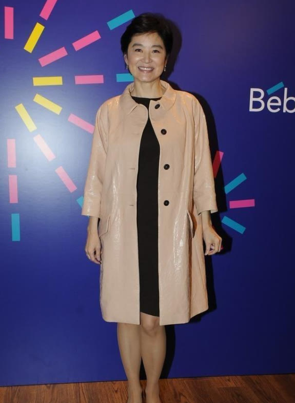 颜色 67岁林青霞气质真高级,穿搭低调素颜也耐看,优雅老去的样子真美