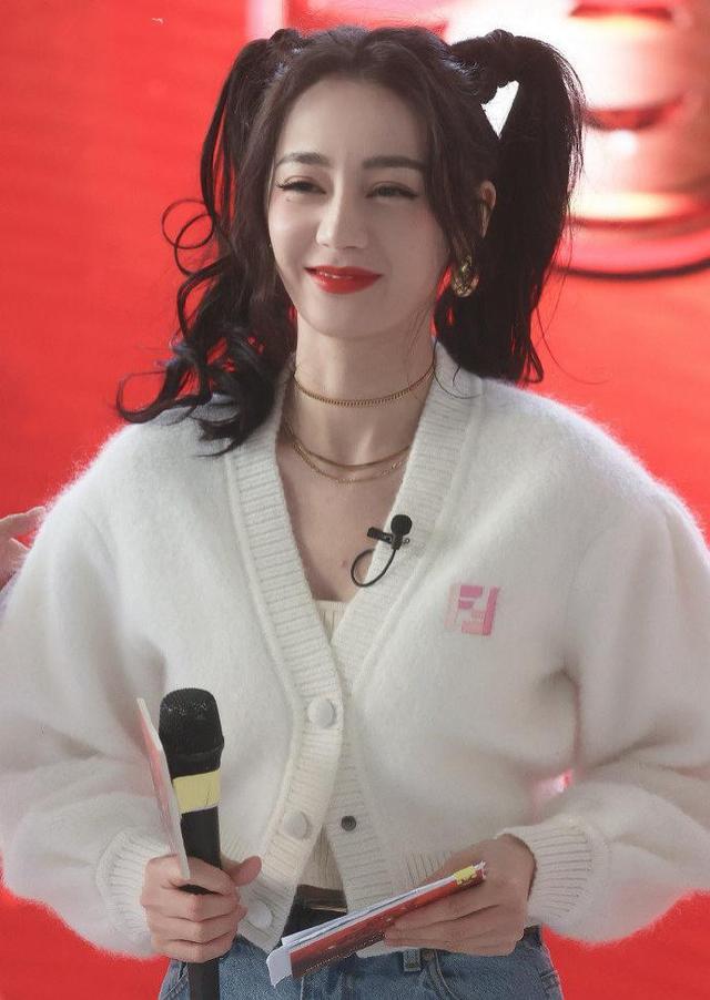 服装 迪丽热巴的颜值没谁了，双马尾造型又纯又欲，这颜值谁看不心动