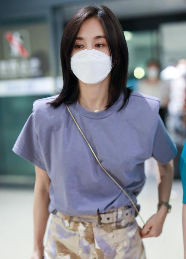 感觉 王子文个子小但是会穿衣，T恤配短裤减龄，搭双堆堆靴显得更高级