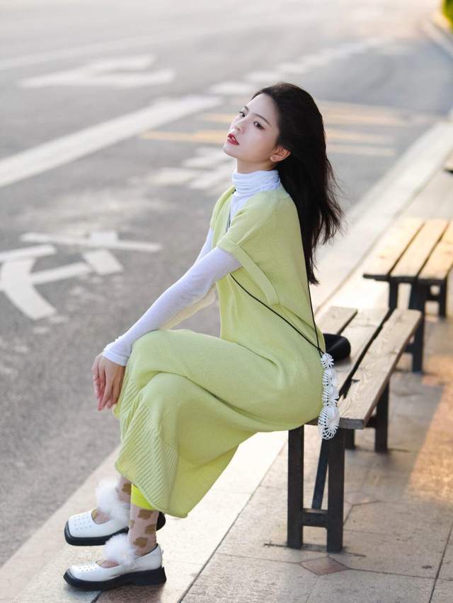 感觉 想要穿出高级感！牛油果绿针织连衣裙+打底衫，优雅又不失个性