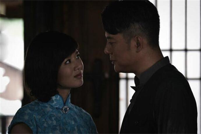 军装|22岁嫁傅程鹏，结婚19年被出轨，45岁一个人带孩子，后悔丈夫走红